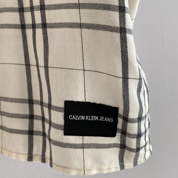 Calvin Klein Jeans ivory gray plaid blouse. Long sleeves V-neck collar. Small
C - Picture 2 of 10